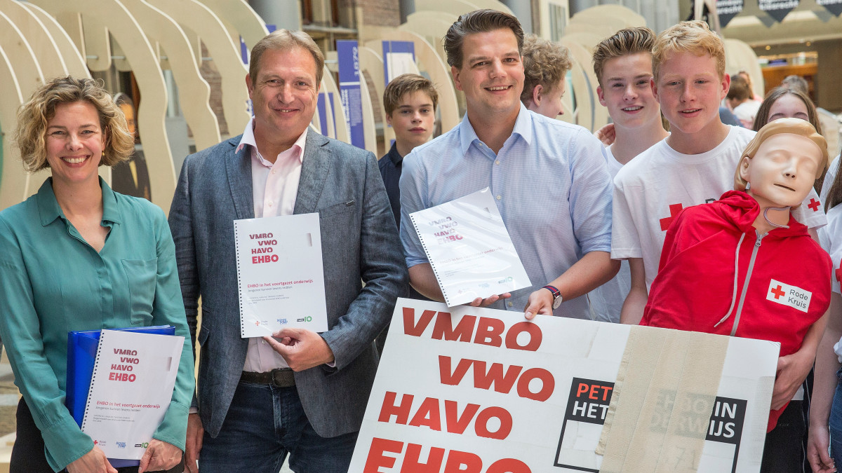 60.000 handtekeningen voor Rob van Somerens petitie voor EHBO in het onderwijs - overhandiging tweede kamer