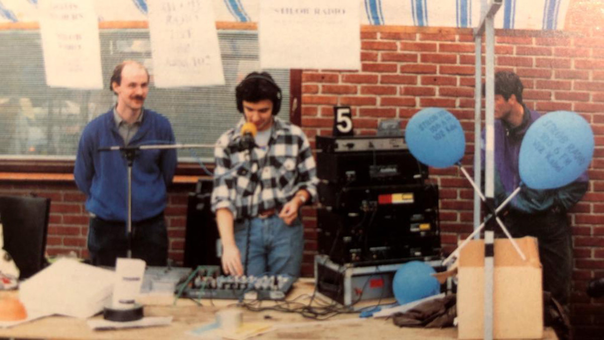 Gerard Ekdom als jonge DJ bij de lokale omroep van De Bilt